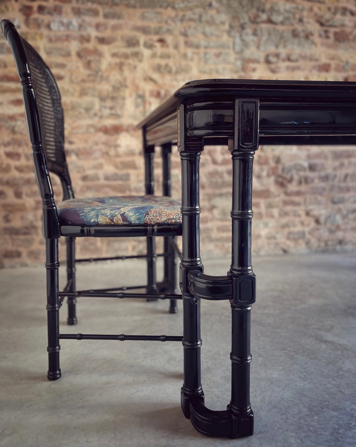 Tavolo da pranzo con 6 sedie Giorgetti , Italia anni ‘80 .