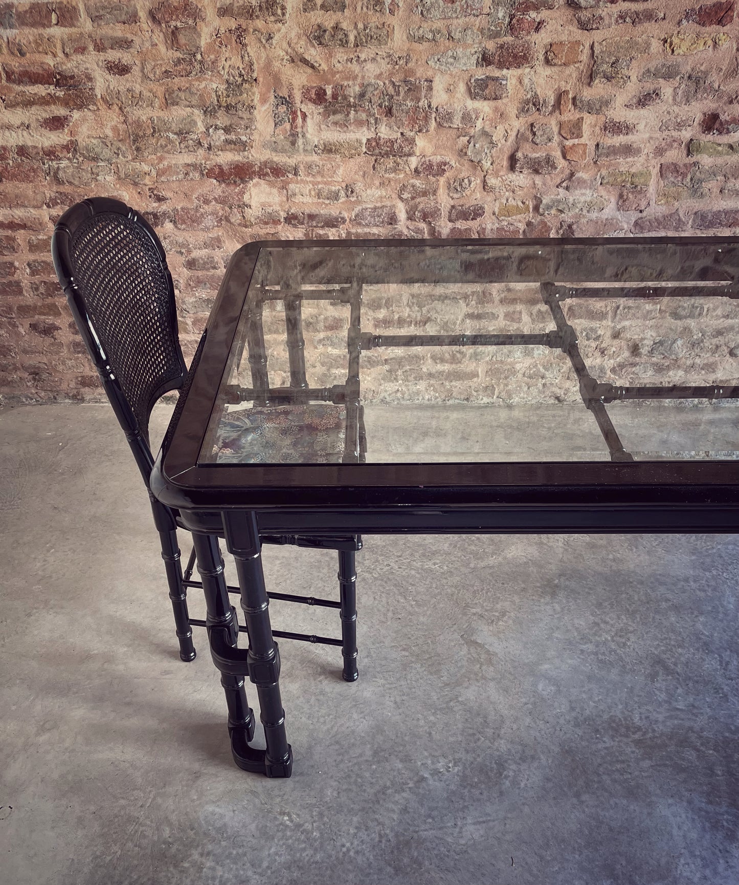 Tavolo da pranzo con 6 sedie Giorgetti , Italia anni ‘80 .